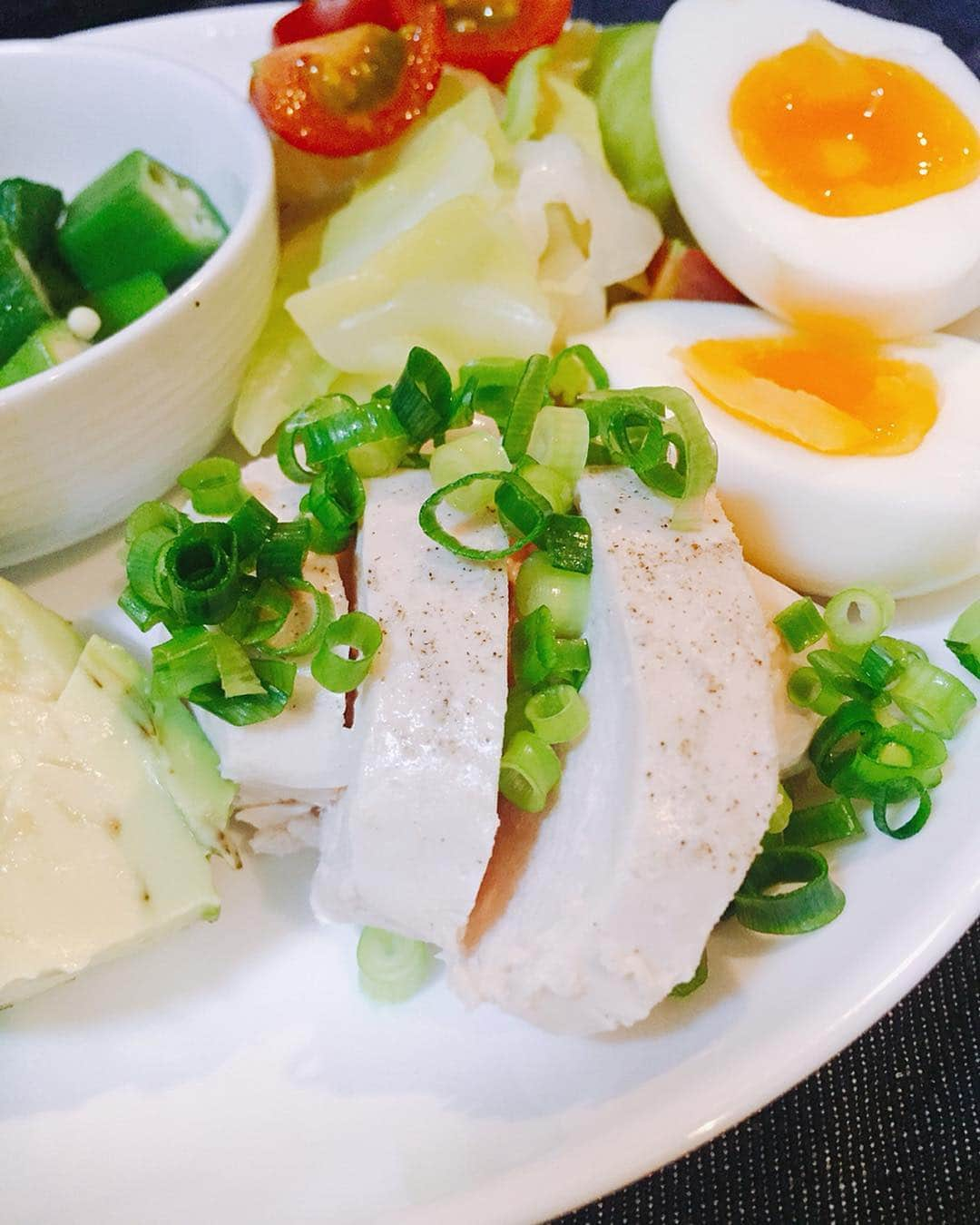 佐山万里菜さんのインスタグラム写真 - (佐山万里菜Instagram)「🍽シェフ佐山🍽 ・いつだかのワンプレートご飯 →このチキンgood！ . . コンビニのサラダチキンは、ほぼ食べずにいつも手作り🍴 かなり柔らかくて簡単に作れてうまうまっ😋 いつも袋に下ごしらえして(味付けたり、そのままだったり)→お湯沸かして火止めて→袋入れてそのまま放置！！ 柔らかくてうまうまチキンになります💯 キャベツが安いしうまうまな季節…いろいろ使えて最高です✨ . . トップバリュのギリシャヨーグルト💯  いつも食べてたやつは近くのスーパーに売ってないしコストコ行く機会もあまりないので…… DMでも…「近くにコストコないので他におススメありますか？」 「買いたいけど見つからないです！」 といただいてましたがこれならいろんなスーパーでGET出来る💯 内容もgood✨ これなら近くのスーパーにあるのでGETしてみましたってメッセージも✨自分の近くのスーパー3つともありました！！ 甘さが足りなかったから……ハチミツかけたり✨ 価格もお手頃な価格なので最高です！ . . 本当毎日の積み重ねで身体って作られてくなって感じます！！ 3日がっつりトレーニングして…寝て起きたらいい身体ってなったら最高なんだけどなぁ。。 昨日のコンディショントレーニングでめっちゃいい事聞いたし毎日が学びで…机の上の知識だけじゃなくて現役でいる今学び、経験して、自分の体で実感出来るって最高だなと感じます✨ 今しか出来ない事を今やる！！ 🍴アスリートのリアルなアスリート飯🍴 #笑顔 #オシャレ #可愛い#写真#海好き #アスリート#筋肉 #腹筋 #トレーニング #減量#ダイエット#instagood #幸せ #感謝 #ライフスタイル #うまい #アスリート飯 #減量食 #ダイエットメニュー  #料理  #節約 #勝利飯 #ダイエットメニュー #食事 #いいね #食トレ#ヘルシーメニュー  #food #鶏むね肉 #diet」4月3日 7時33分 - sayama.19