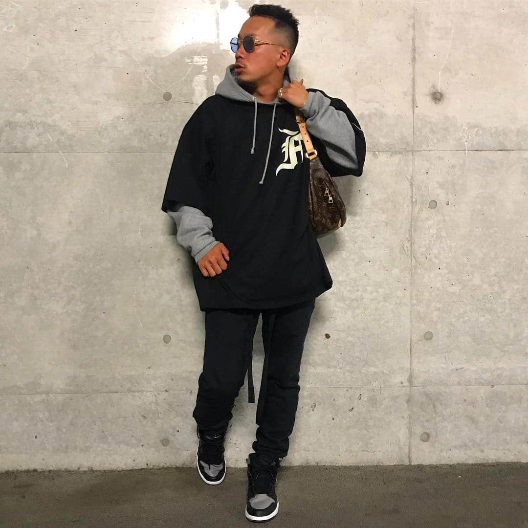 のインスタグラム：「fearのシルエットは神がかってる😎🔥 ・ ・ あ。髪きりました💇‍♂️💈 ・ ・ #スキンフェード #イルマニア#mcma#mcmastyle#fearofgod #louisvuitton #jerrylorenzo #sixthcollection #fifthcollection #aj1#jordan#jordan1 #shadow#thombrowne #ootd#outfit#chromehearts」