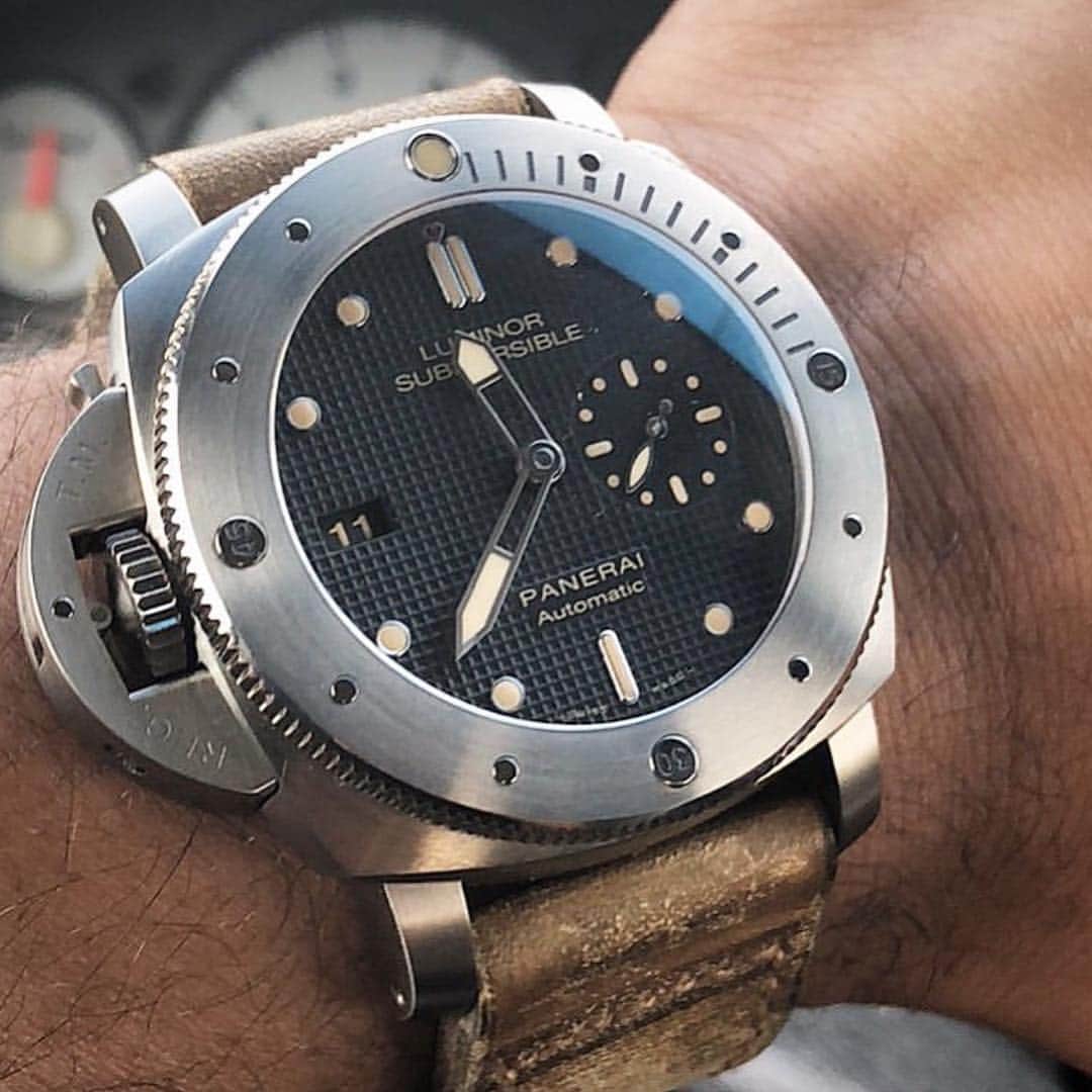 パネライのインスタグラム：「That dial really grows on you. The #Panerai #PAM569 Destro 47mm Submersible with hobnail dial. Pic by @glassmaid #paneraicentral」