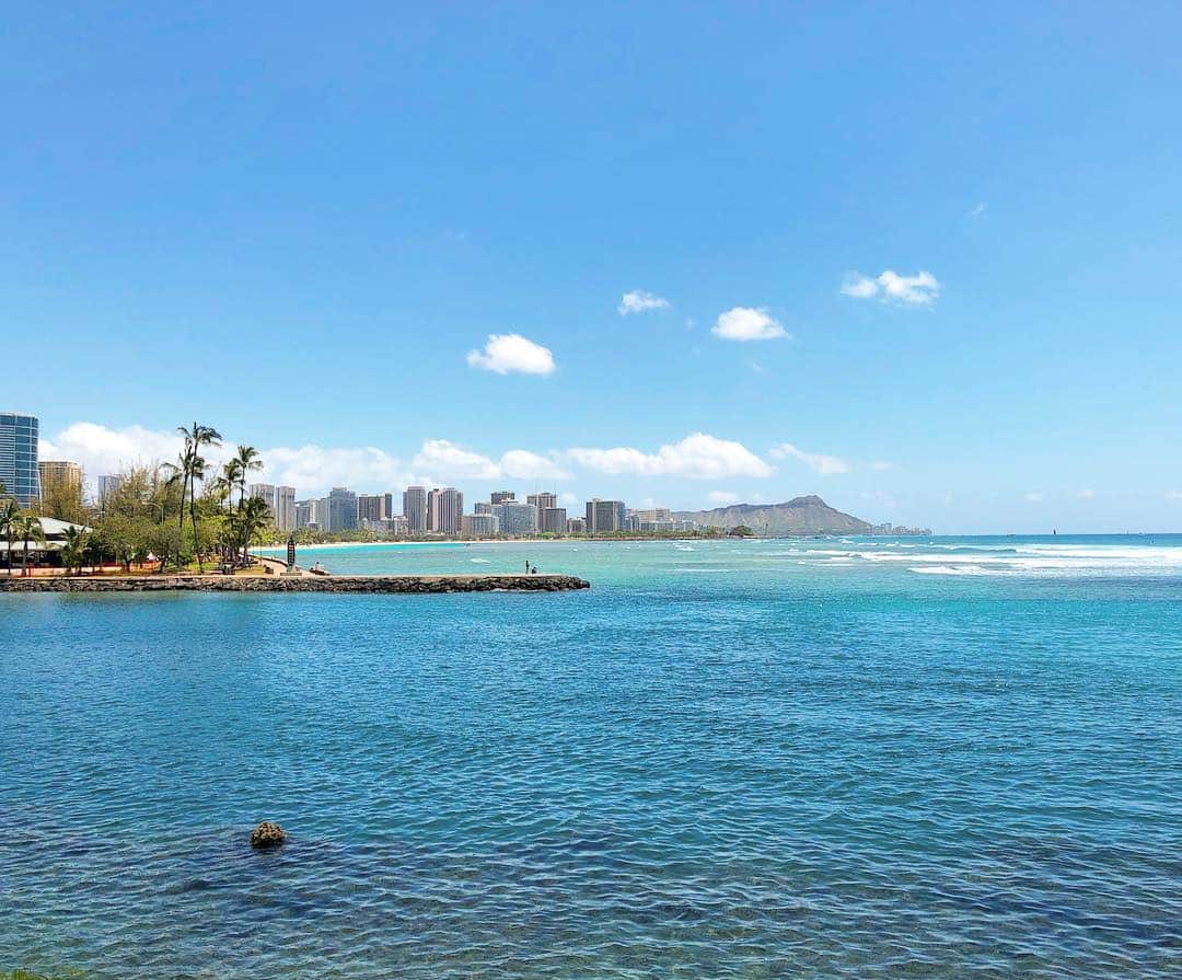 マキ・コニクソンさんのインスタグラム写真 - (マキ・コニクソンInstagram)「レストラン”53 by The Sea”のテラスから見るダイアモンドヘッドは最高だね！😊 これから撮影頑張ります！💪🏼 #ハワイのおすそ分け🤙🏼」4月3日 7時56分 - makikonikson