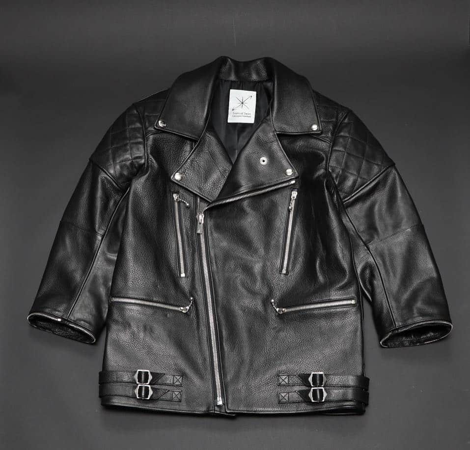 白鳥雪之丞さんのインスタグラム写真 - (白鳥雪之丞Instagram)「TEARS OF SWAN-QUILTING LEATHER RIDERS JACKETになります!! オーダー頂いてるお客様、本日から店頭入荷、順次発送になります!! 若干数になりますが店頭、webshopでも販売になりますので宜しくお願い致します(^^)🖤 http://tears-of-swan.shop-pro.jp/?pid=135841769 (売切次第終了、再販売ありません) ※プロフィール下のURLからofficial websiteがご覧頂けます  @tears_of_swan  #tearsofswan #tearsofswan_ateliershop  #tearsofswan_officialwedshop  #quiltingleather  #quilting #leather #leatherjacket #ridersjacket  #キルティングレザー  #キルティング #レザー #レザージャケット  #ライダースジャケット」4月3日 7時56分 - yukinojoeshiratori