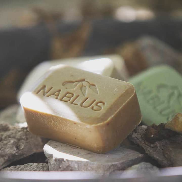 Nablus Japanのインスタグラム：「メイクしたお肌も#ナーブルスソープ で落とせます。メイクの濃さによってダブル洗顔もしくは、トリプル洗顔してみてください。オリーブオイルの成分がしっかりとメイクを落としてくれるでしょう。同時に潤いも与えてくれますので、お肌が喜んでいるのを実感できます！ . . #nablussoap」