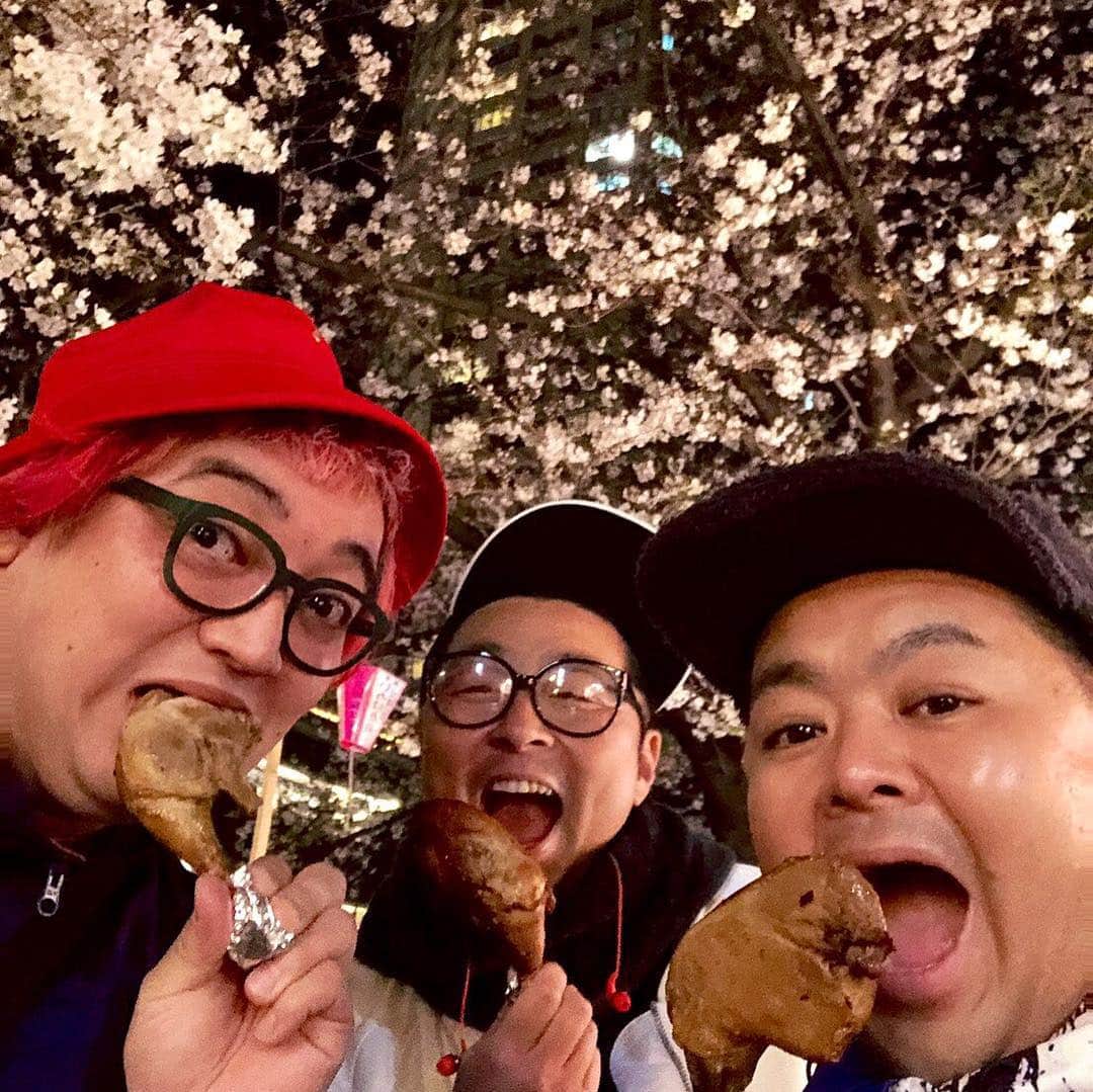 デッカチャンのインスタグラム：「‪チキン片手に中目黒で豊満乃風メンバーでお花見に行ってきました🌸‬ ‪この後、手がベトベトに。‬ ‪桜の花は見とれちゃいますね。‬ ‪#豊満乃風 #花見 #中目黒‬」