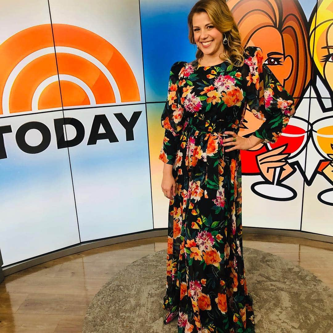 ジョディ・スウィーティンさんのインスタグラム写真 - (ジョディ・スウィーティンInstagram)「Fun times on the @todayshow  this morning, you can tune in online to catch the winning team , @candacecbure and I had so much fun playing a game with @klgandhoda , @thetraceygold & @kirkcameronofficial !  Styled by @shannonmcclure68  Dress by @fashionnova @walkerdrawas  Shoes by @naturalizer  Jewelry by @charlielapson」4月3日 8時02分 - jodiesweetin