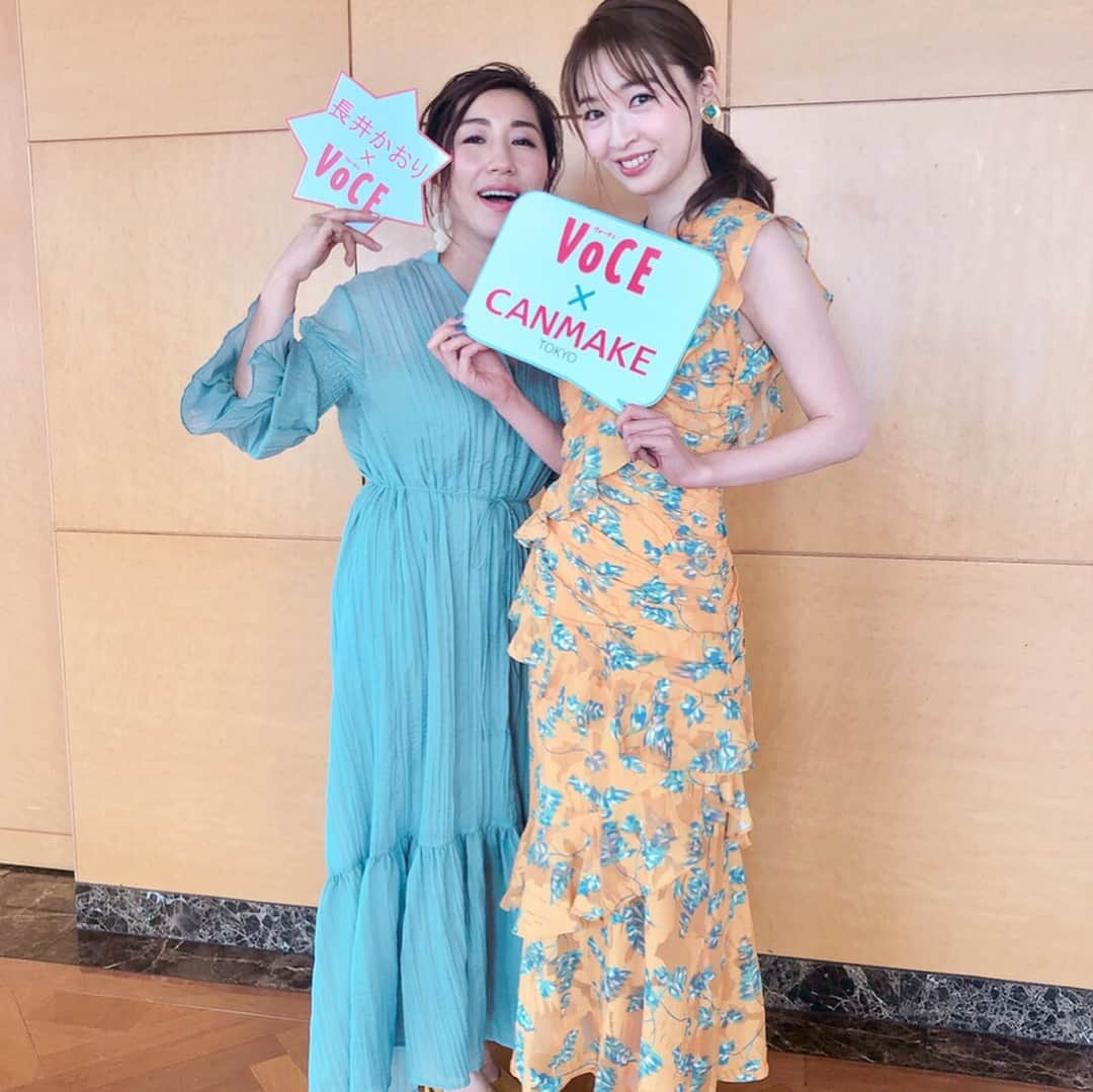 長井かおりさんのインスタグラム写真 - (長井かおりInstagram)「先日 @canmaketokyo × @vocemagazine のイベントがありました💕_  タイトルは 『春顔に着替えよう♡ 長井流・春のキラキラEYEメイク・レッスン』💜🌸_  可愛すぎる @seira_jonishi_tpd ちゃんとのメイクデモの後は実践タイム💄💄_ みんな、あっという間に春顔になってくださり感激でした😍_  じゃんけん大会や集合写真(両サイド少し切れてしまっている方ごめんなさい🙇🏻)をみながら、楽しかった1日を思い出しています、、ウルウル🥺_  この日のメイクの、 使用商品と手順を載せていきますねー😆 ↓ ➀爆売れのポアレスクリアプライマー(！) 気になる毛穴に指でくるくる✨_  ➁クリーミーファンデーションスティックで 美肌ゾーン盛り💕もちろんスポンジで！(他の部分はさするだけ) 名前の通りとてもクリーミーでリキッドのようななめらか質感😳わたくし、どハマりしているファンデ💋_  ➂トランスペアレントフィニッシュパウダーSAで透明感のある白肌に💎_  ➃アイメイクはシマリングオーロラアイズを🥰 02のラベンダーをまぶたの上に指でワイパー。気分で濃さを調節してね👀💕 01のピンクはチップで涙袋に💜(写真は順に左から02・01です) こちらもすごく馴染みやすい色なので思い切ってのせて！_  ➄アイラッシュカーラーでまつげを上げたらすぐに クイックラッシュカーラー透明タイプをサッとづけ。(大好きすぎて、命の液と呼んでます😂)_つけたら、すぐサワサワタッチで、液をはらってくださいね💕_  ➅クリーミータッチライナー新色03をまつげの間を打つように入れて😉超極細&クリーミー&落ちない！_  ➆繊細ブラシのラッシュフレームマスカラ01をON！_  ➇パウダーチークスPW23は頬に広めにのせる、広域チークが可愛い🌸  ➈メルティールミナスルージュ💋 スウィートピンク01 ピンキーレッド02 フェミニンコーラル03(写真左から順に) 今回は03を使いました！ とろけるようになめらかな質感🍓_  大人も使えるキラキラアイテムを使った今回のメイク！ @vocemagazine5月号でもテクニックを載せていますので、チェックしてみてください！とにかく簡単です♥️ _  #CANMAKE #キャンメイク #CANMAKETOKYO #Voce #vocemagazine #講談社 #春顔 #キラキラ #キラキラEYEメイク #メイクレッスン#メイクイベント #ポアレスクリアプライマー #クリーミーファンデーションスティック #シマリングオーロラアイズ #クリーミータッチライナー #メルティールミナスルージュ」4月3日 8時08分 - kaorimake