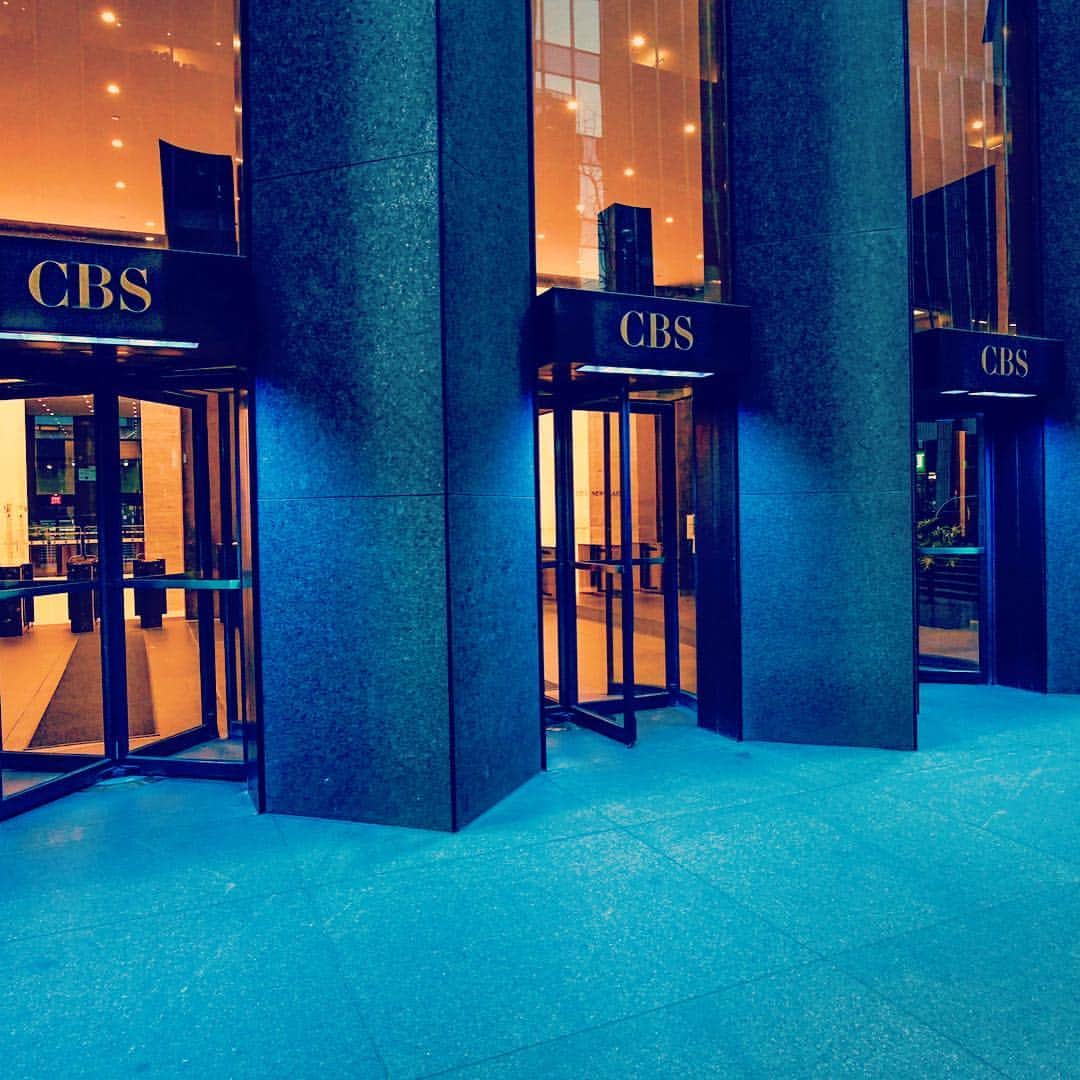 CBSさんのインスタグラム写真 - (CBSInstagram)「Tonight we #LightItUpBlue for greater understanding and acceptance. CBS supports #WorldAutismAwarenessDay by lighting up our offices in blue! 💙」4月3日 8時21分 - cbstv