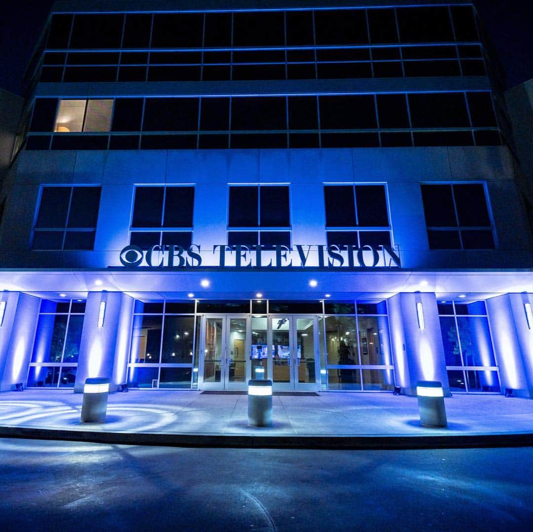 CBSさんのインスタグラム写真 - (CBSInstagram)「Tonight we #LightItUpBlue for greater understanding and acceptance. CBS supports #WorldAutismAwarenessDay by lighting up our offices in blue! 💙」4月3日 8時21分 - cbstv