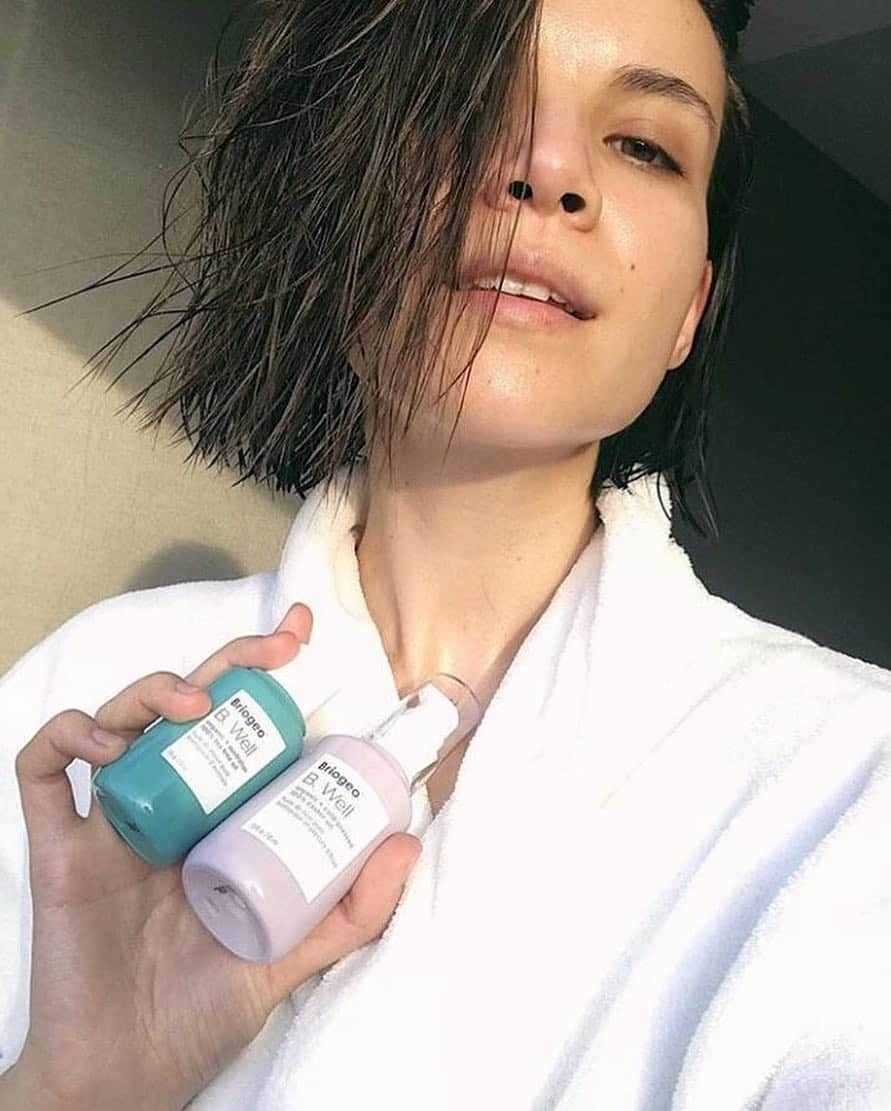 freepeopleさんのインスタグラム写真 - (freepeopleInstagram)「Meet the new duo that’s about to change your hair, scalp, and skin. @briogeo’s B.Well Tea Tree Oil is made to treat your dry scalp and pesky breakouts, while their Castor Oil is made to nourish your nails, hair, and everything in between. Basically you can use them anytime, anywhere. #taptoshop #fpbeautyandwellness @ingridnilsen」4月3日 8時31分 - freepeople