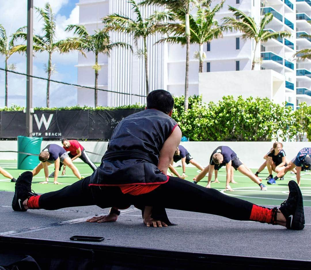 レイドバック・ルークさんのインスタグラム写真 - (レイドバック・ルークInstagram)「Morning stretch at the @wsouthbeach during my #KungFu seminar last week. Pants by @bodyengineers . Getting flexible and remaining flexible is just a matter of doing it ever so often, going up onto your boundary and hovering there. Avoiding excruciating pain, while you calmly sit and breath into it. Keeping flexible has a lot of benefits! . These are things you learn in my Online Kung Fu Course. If you’re interested in training with me, please email me on SifuLucasMail@gmail.com #LaidbackLukeFit. . Photo by my @ashleynoel_xo」4月3日 8時24分 - laidbackluke