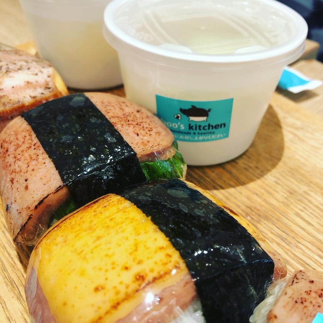 松川浩子さんのインスタグラム写真 - (松川浩子Instagram)「朝ヨガ終わりのbreakfast  お米を食べないようにしてた時期もありましたが、 最近はお米が食べたくて。  お米食べると 力が出る 身体のリズムもいい お肌の調子もいい  ということで ご飯と味噌汁の朝ごはんが 最近お気に入りです。  朝のヨガも 身体が目覚めてとっても気持ちいい。  #lululemon #朝ヨガ#yoga#朝ごはん#スパムおにぎり#ハワイが好き#味噌汁#おにぎり#boo’s kitchen #lucua大阪」4月3日 8時25分 - hiroko_matsukawambs