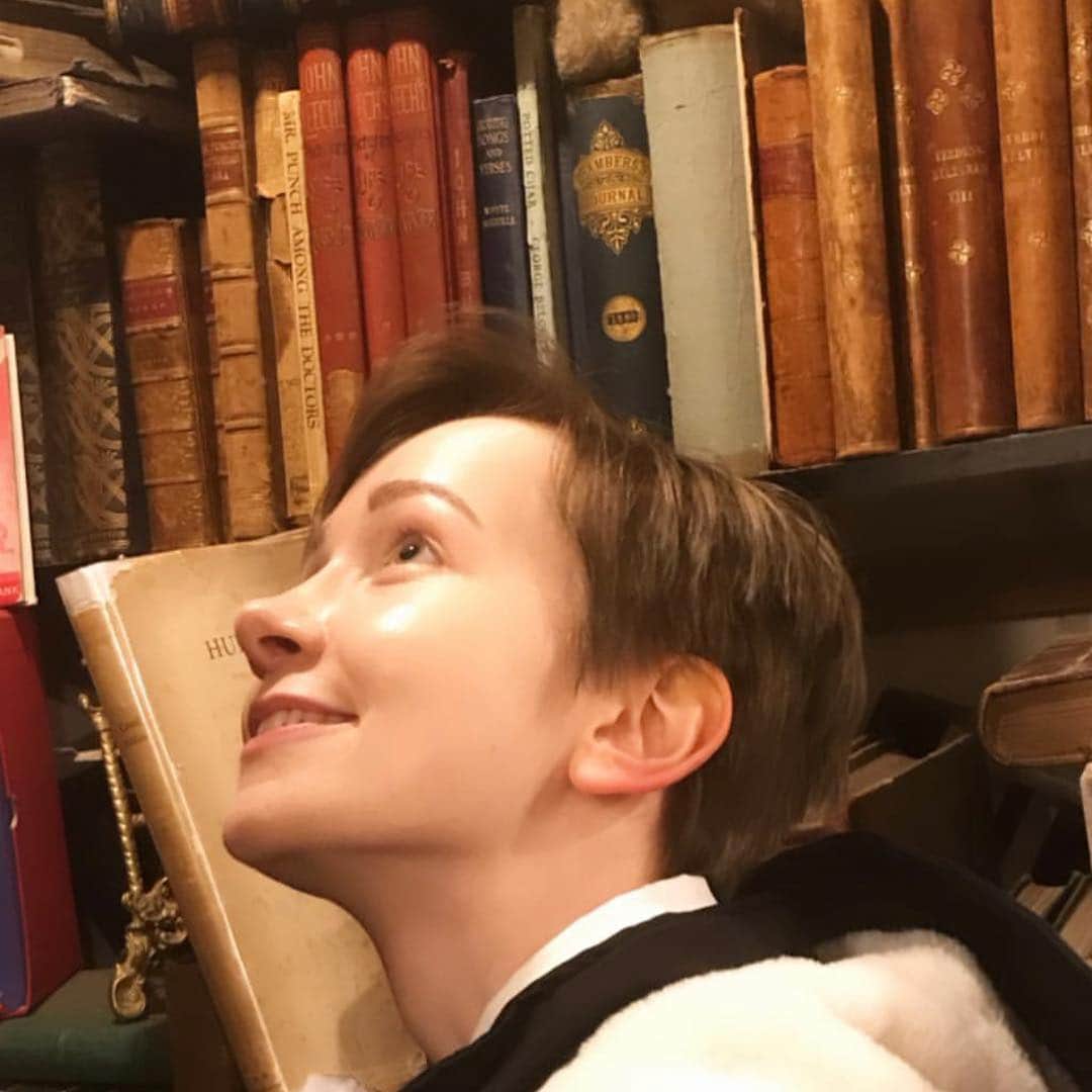 のインスタグラム：「Antique book shop!  I went to visit my brother last week and had the time of my life! I absolutely love bookbinding and antiques, so getting to see a large collection of them was amazing.  I don‘t get to travel much - since I started my degree I‘m really focused on getting good grades and doing what I can to work towards postgrad.  Having some days off and peanut butter marshmallow sandwiches felt like my version of a tropical island holiday.  I already miss everyone!  #ショートヘア #weekendtrip #springbreak #himezawa #antiquebooks #bookbinding #studentlife #大学生 #本屋」
