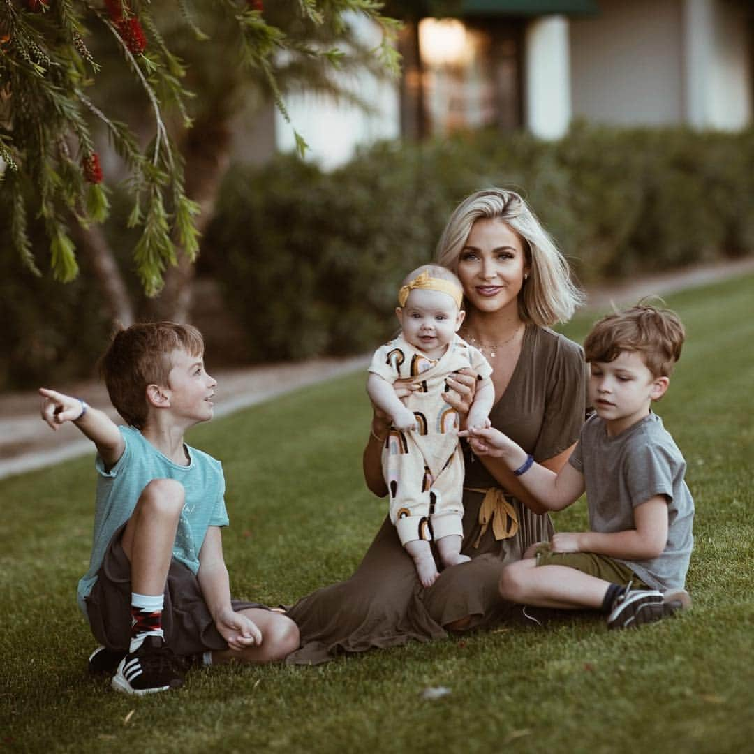 Cara Van Brocklinさんのインスタグラム写真 - (Cara Van BrocklinInstagram)「This sweet crew is on the blog today and somehow they are cuter than ever 💛! Getting time with the kiddos without any distractions is my absolute favorite things! I feel like it makes the boys so much closer and i love it!」4月3日 8時38分 - caraloren