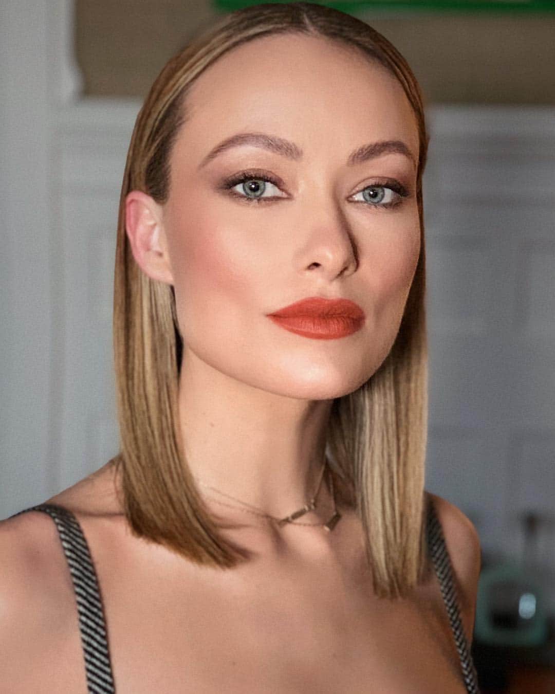 Hung Vanngoさんのインスタグラム写真 - (Hung VanngoInstagram)「@oliviawilde tonight for the screening of her new movie #aVigilante. Written/directed by @sarahdaggar . Styled by @karlawelchstylist 💇 @harryjoshprotools 💄 @hungvanngo  Here is the makeup breakdowns: Skin prep with @truebotanicals  @chanel.beauty Ultra le Teint Foundation B30. @marcjacobsbeauty Accomplice Concealer in Light 26. @ctilburymakeup Genius Magic Powder 2 Medium. @anastasiabeverlyhills Browiz in Soft Brown. @cledepeaubeauteus Eye Color Quad in 303 & Eye Liner Pencil in 202. @tomfordbeauty Bronzing Powder in Gold Dust & Cheek Color in Love Lust. @sunniesface Fluffmatte Lipstick called Baked.」4月3日 8時36分 - hungvanngo