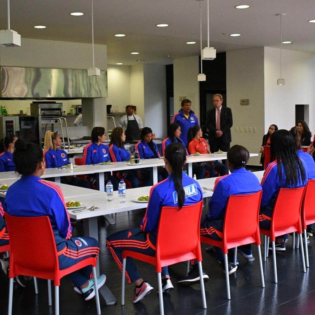 サッカー コロンビア代表チームのインスタグラム：「‪El presidente de la FCF Ramón Jesurún, le deseó éxitos a la Selección Colombia Femenina de Mayores para los juegos amistosos ante @SeleccionPeru y este nuevo proceso.‬」