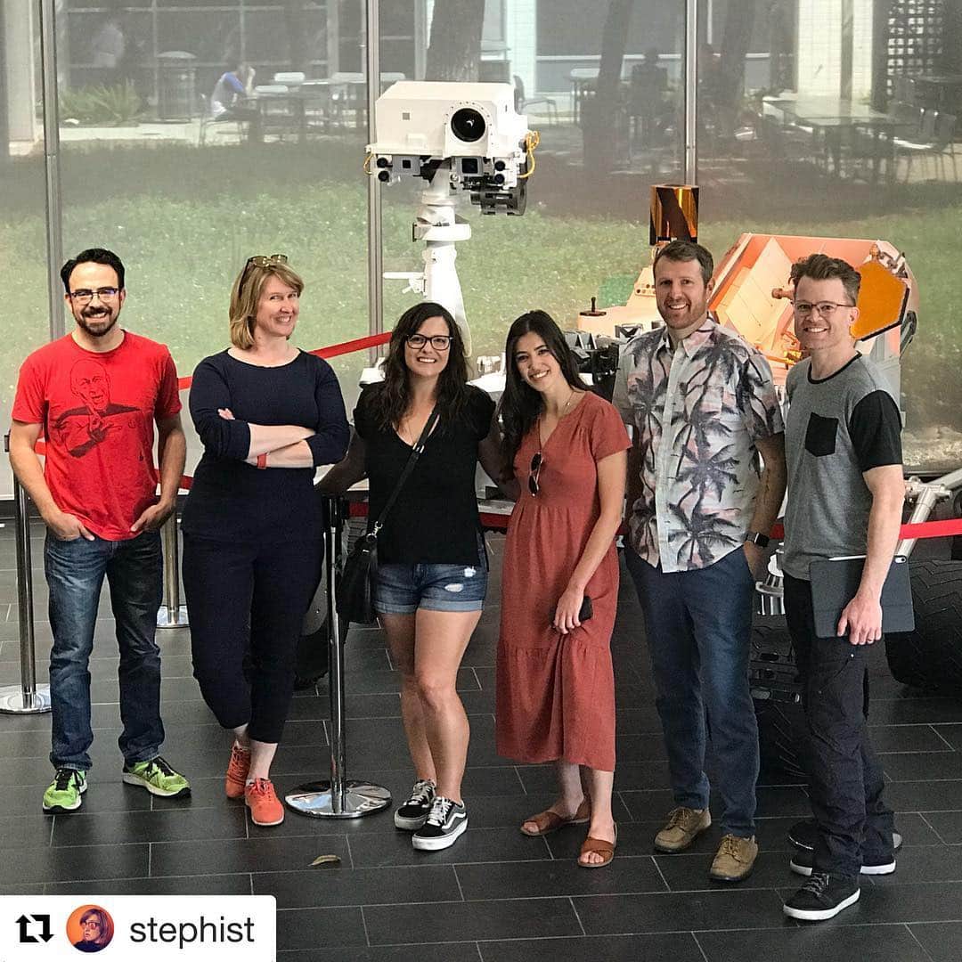 リズ・クライモさんのインスタグラム写真 - (リズ・クライモInstagram)「♥️💫 #Repost @stephist ・・・ Today, @kaitlynsoares, @ryan_a_bell and I got to introduce @lizclimo and @colin_heck to rovers and friends around lab. Glad to share with her what her Opportunity cartoon meant to us, and to hear about her process. It was a glorious afternoon of art, science and all the robot feels. #lizclimo #nasa #jpl #science #marsrover #thanksoppy」4月3日 14時13分 - lizclimo