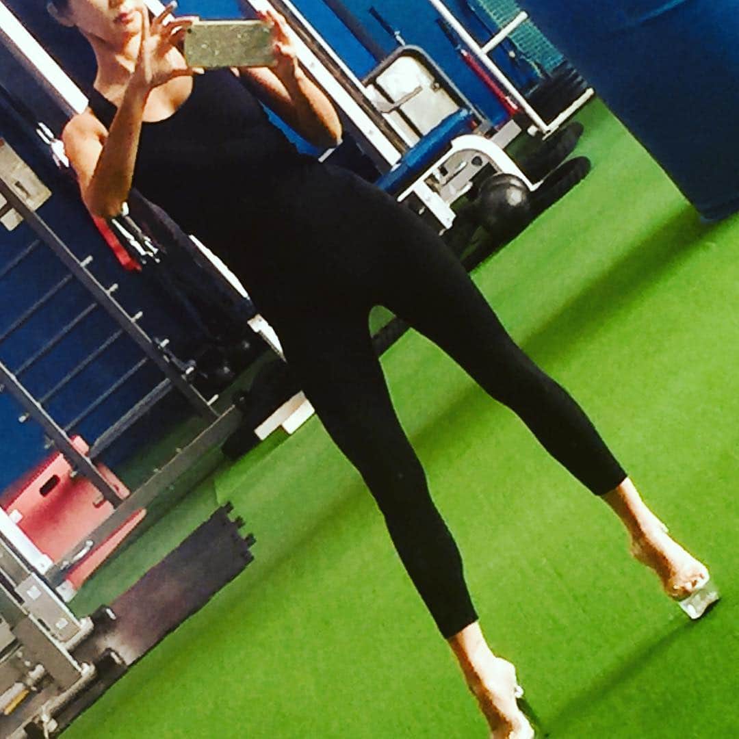 高頭なおのインスタグラム：「久しぶりに、15センチのヒール👠 歩けない💦 来週、ウォーキングレッスンで しごいてもらいます👯‍♂️ #ボディメイク#美ボディ #ダイエット#タンパク質 #筋トレ女子#クビレ #ヒップアップ#50代 #アラフィフ#BBJ#美脚 #美尻#光研」