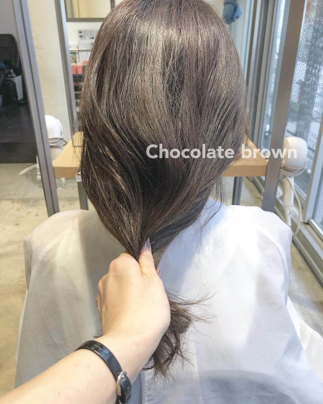 diptyMOILA diptyMOILA さんのインスタグラム写真 - (diptyMOILA diptyMOILA Instagram)「. mocha brown ♡ . メンテナンスcolor+キラスイ ¥7560 . メンテナンスcolor+キラスイ+ミネコラtreatment ¥18360 . •@diptymoila でcolorされて30日以内にご来店のお客様限定♡ •ノンダメージサロンだからできるケアcolorでダメージレス♡ •キラスイ継続で艶髪&キレイなcolorが持続♡ •通常color価格が半額♡ . お電話.DM.TOPURLにてご予約お待ちしてます♡ . stylist momoda sayaka . #ミネコラトリートメント#ツヤ髪#美髪#美髪サロン#diptymoila#ディプティモイラ#美容室#大阪#心斎橋#南船場#カラー#ノンダメージサロン#キラスイ#ミネコラ#外ハネボブ #グラムール美容専門学校 #外国人風ハイライトカラー #煌水#アッシュグレイ#女性スタイリスト#美容学生#アシスタント募集 #スタイリスト募集 #リクルート#エレクトロン #ルトーア東亜美容専門学校 #関西美容専門学校」4月3日 8時45分 - diptymoila917
