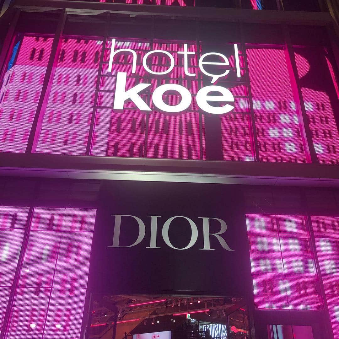 KAORI.OMURA 大村香織さんのインスタグラム写真 - (KAORI.OMURA 大村香織Instagram)「おはようございます☺︎ ・ 昨晩は @dior より新たなリップ「Dior Addict Stellar Shie」の発売を記念して開かれた一夜限りのスペシャルイベントにご招待いただきました💄 ・ はい、ハワイから帰国いたしました🙋‍♀️花粉症再発です😂 ・ オープン時間の20時に行ったら凄い人でビックリ‼️ ・ しかし中では新しいリップ💄お試しさせていただきました♡ ・ BAさんに似合うのをお願いします☺︎とリクエストしたら2色を混ぜて塗っていただけました✨ ・ 全体に891番を塗り真ん中にだけ769番を乗せていました💄891はキラキラとラメ感のあるリップでした✨ いつもより大人の唇に仕上がっている気がします。 ※充分にいい大人ですが🤣 ・ 会場は渋谷にある @hotelkoetokyo で、中は #フォトジェニック な #PINK のNYの街の空間🗽 ・ 今日から7日まで新製品をいち早くお試しできるそうです☺︎ ・ お土産にいただいた💄はまた改めて投稿しますね✨ ・ ありがとうございました☺︎ ・ さて今日も1日お仕事頑張りましょう☺︎ ・ #ディオールアディクトステラーシャイン#DIORADDICT #BEDIORBEPINK @diormakeup #美容好きな人と繋がりたい #コスメ好きさんと繋がりたい #アラフォー#アラフォー美容#アラフォーメイク #渋谷#hotelkoetokyo #hotel#リップ#口紅#摩天楼#ブロードウェイ#新商品#party#イベント#渋谷イベント #ディオールコスメ #diormakeup  #ディオール好き」4月3日 8時56分 - kaori.omura