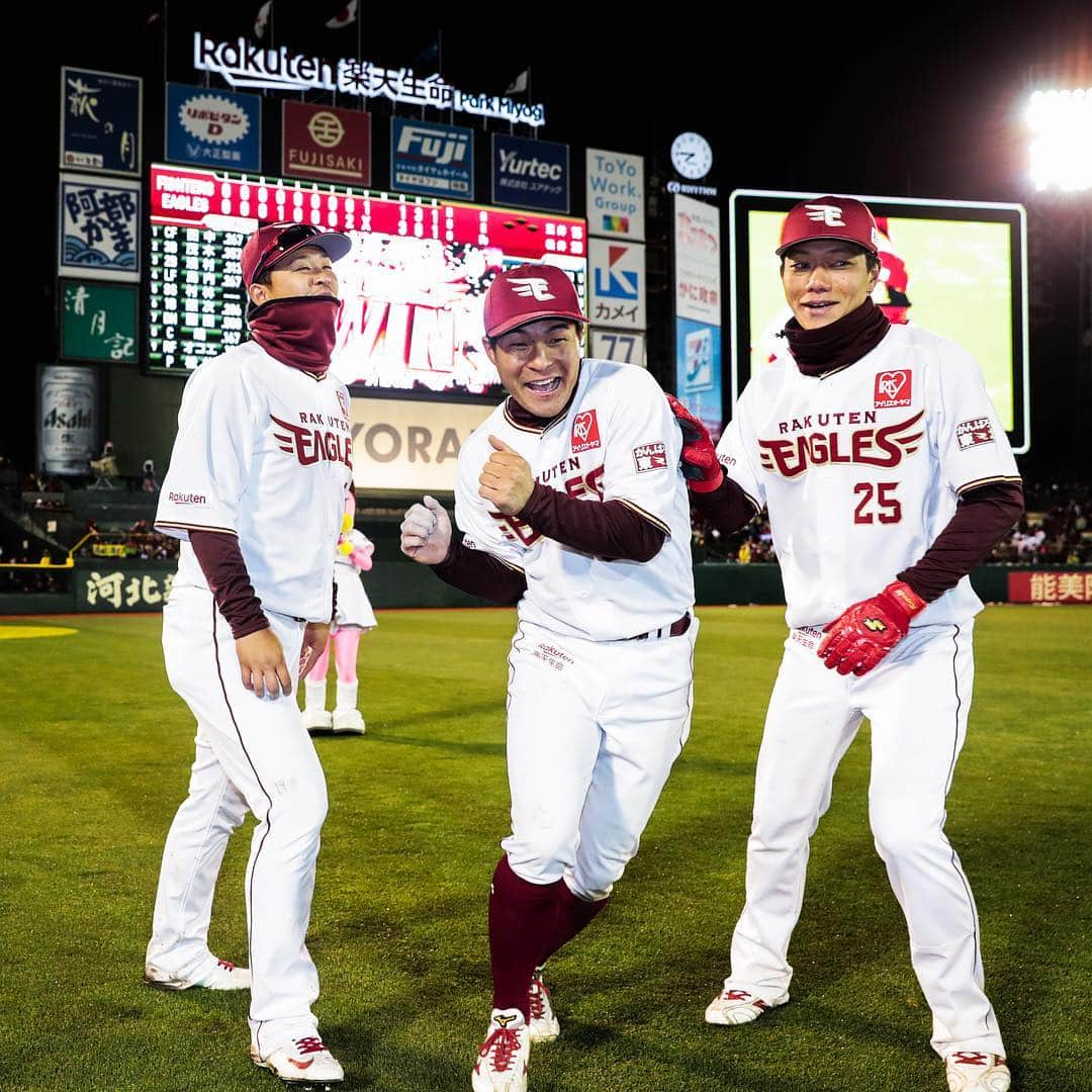 東北楽天ゴールデンイーグルスさんのインスタグラム写真 - (東北楽天ゴールデンイーグルスInstagram)「⚾️ 先輩ここはバンザイです🤣 犯人は誰なんでしょう⁉️ #rakuteneagles #RESTART #日本一の東北へ #浅村栄斗 #茂木栄五郎 #田中和基」4月3日 9時07分 - rakuten_eagles