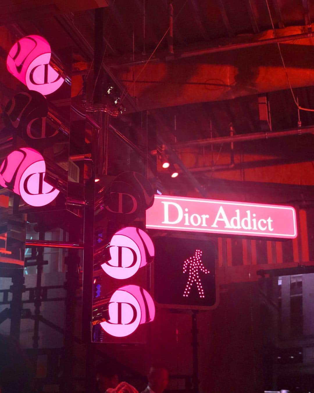 のインスタグラム：「. DIOR ADDICT CITY ﻿ Launch Night with Cara Delevingne&Peter Philips 💞﻿ ﻿ ﻿ 4/3〜期間限定でHotel Koe Tokyoが ”DIOR ADDICT CITY” に 😍﻿ 😍 Pinkの空間がとってもかわいかったぁ〜っ 💓﻿ ﻿ NYのブロードウェイや摩天楼をテーマにした会場で 新商品「Dior Addict Stellar Shie」も試せたり コンテンツも盛りだくさんだったよ ❤️﻿ ﻿ 是非期間中に行ってみてね 〜 ！﻿ LIPはまた紹介するね 💄❤️﻿ ﻿ #ディオールステラーシャイン﻿ #DIORADDICT #BEDIORBEPINK #hotelkoe﻿ @diormakeup @dior」