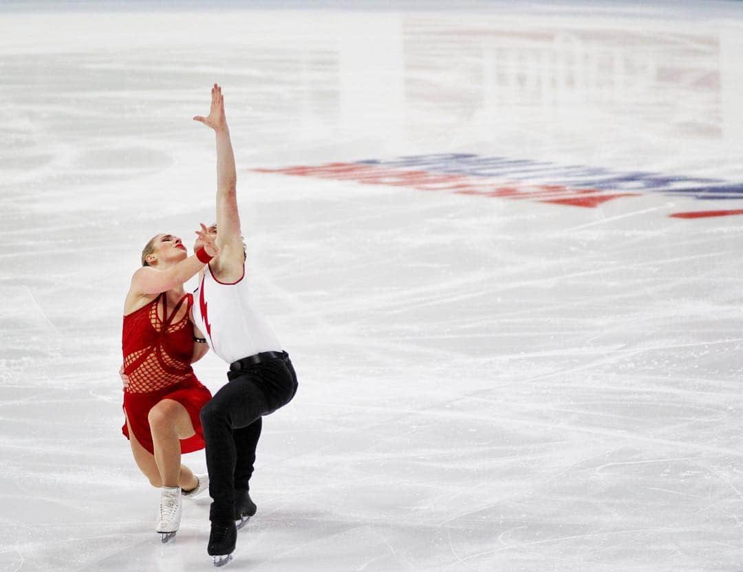 レイチェル・パーソンズのインスタグラム：「I’ve written and rewritten this post so many times I’ve lost count. Sometimes feelings and thoughts are difficult to put into words, and this is definitely one of those times.  I’ve decided to take a step back from skating.  It’s the most difficult choice I’ve ever had to make, but I have to focus on my health and happiness. I feel like people (including myself) often gloss over their problems to create this image of “perfection”, especially online, but it’s really important for me to be honest and open with you all about this. I’ve been struggling with an eating disorder for years now, and it’s not something I can keep ignoring or trying to manage on my own.  We all know figure skating is a sport where it’s hard to be successful without a certain physical appearance. I’ve struggled with my weight since I was thirteen years old, and it has fluctuated a lot throughout my career. It’s extremely difficult to wake up in the morning, look in a mirror, and hate what you see. Then imagine you have to put on a skintight dress and compete in front of a large crowd, on national television, in a sport that’s largely judged on appearance. It’s hard. Actually it’s terrifying. I’m proud of myself for pushing through for as long as I have. Now I’ve decided I need to put myself first and take the time to get the help I need.  Skating has given me so much. I was able to travel all over the world, make so many unforgettable memories, meet the most incredible people, and compete proudly for my country. To experience all of this with my big brother by my side has been the best part. This sport has made me who I am today. I couldn’t be more grateful to everyone who has supported Michael and me through the years. I want to say a huge thank you to our friends, family, coaches, everyone at US Figure Skating, our sponsors who have made this dream possible and everyone else who helped us along the way, I feel so blessed.  I’m not sure what this new chapter of my life will bring, but I’m excited about the future. I’ll continue to cheer Michael on as he continues on this incredible journey for the both of us, I’ll just be rooting for him from the stands.  Love always, Rachel」