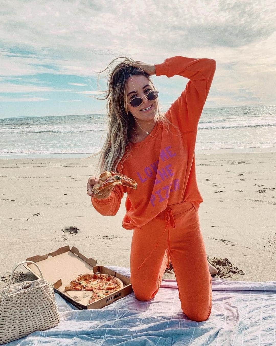 のインスタグラム：「Love me like pizza. #wildfox #spring2019 #riotheart #pizza #pizzalover」