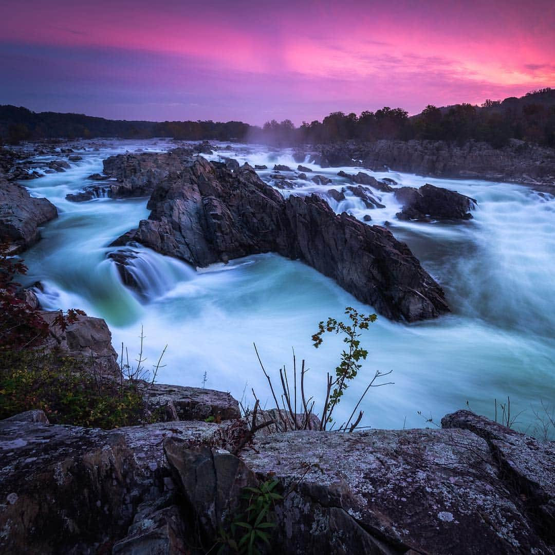 アメリカ内務省さんのインスタグラム写真 - (アメリカ内務省Instagram)「The brilliant color in the sky reflects on the rocks at #GreatFalls Park in #Virginia. The cascading rapids from the Potomac River mesmerize visitors as the water gains speed and flows through a series of obstacles. Just fifteen miles from the Nation’s Capital, this dramatic landmark is one of the best places to experience natural beauty in the D.C. area. Photo @greatfallsparkvanps courtesy of Nick Palastro (@nickpalastro). #travel #FindYourPark #usinterior」4月3日 9時03分 - usinterior