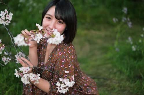 紺野栞さんのインスタグラム写真 - (紺野栞Instagram)「お花見した？🌸 . . . #春 #spring #桜 #sakura #ポートレート #portrait #벚꽃 #봄 #インスタ映え  #ファッション #コーデ #code  #ootd #おはよう  #グラビア #gravure #그라비아  #일본 #sexy #섹시 #japanesegirl  #japan  #love #followme #sexy  #swimwear #水着 #likeforlikes  #グラドル #グラビアアイドル #japanesegirl #followme」4月3日 9時15分 - shiooo1023