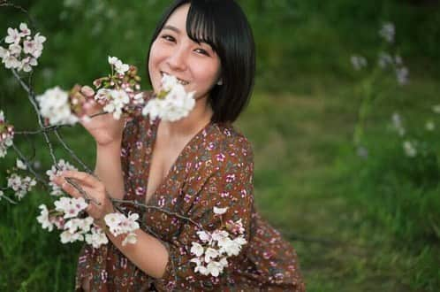 紺野栞さんのインスタグラム写真 - (紺野栞Instagram)「お花見した？🌸 . . . #春 #spring #桜 #sakura #ポートレート #portrait #벚꽃 #봄 #インスタ映え  #ファッション #コーデ #code  #ootd #おはよう  #グラビア #gravure #그라비아  #일본 #sexy #섹시 #japanesegirl  #japan  #love #followme #sexy  #swimwear #水着 #likeforlikes  #グラドル #グラビアアイドル #japanesegirl #followme」4月3日 9時15分 - shiooo1023