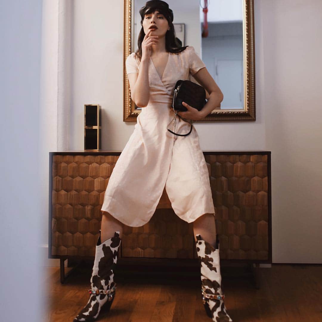 ナタリー・スアレスさんのインスタグラム写真 - (ナタリー・スアレスInstagram)「Cowboy boots really do go with everything. Even my prettiest silk dresses by @sezane #sezane」4月3日 9時14分 - natalieoffduty