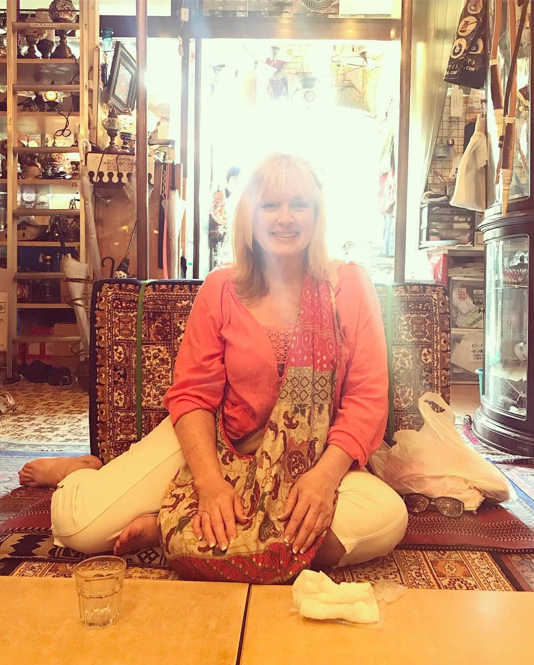 アシュレー・ジョンソンさんのインスタグラム写真 - (アシュレー・ジョンソンInstagram)「Today is my Momma’s Birthday. She’s truly the greatest and I feel so lucky I get to have her for a mother. She has raised my brother, sister and me, to live life with adventure and to take chances. She’s an extraordinary woman who’s lived an extraordinary life and has the stories to prove it. I’m so proud of her. For everything she’s been through and the woman she’s decided to become. She’s so funny and silly and delightful and brave and I hope I grow up to be like her one day.  I love you, Momma, so very much. Thank you for shining your bright light on all of us.」4月3日 9時18分 - ashleythejohnson