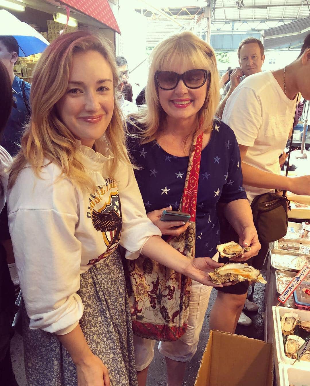 アシュレー・ジョンソンさんのインスタグラム写真 - (アシュレー・ジョンソンInstagram)「Today is my Momma’s Birthday. She’s truly the greatest and I feel so lucky I get to have her for a mother. She has raised my brother, sister and me, to live life with adventure and to take chances. She’s an extraordinary woman who’s lived an extraordinary life and has the stories to prove it. I’m so proud of her. For everything she’s been through and the woman she’s decided to become. She’s so funny and silly and delightful and brave and I hope I grow up to be like her one day.  I love you, Momma, so very much. Thank you for shining your bright light on all of us.」4月3日 9時18分 - ashleythejohnson