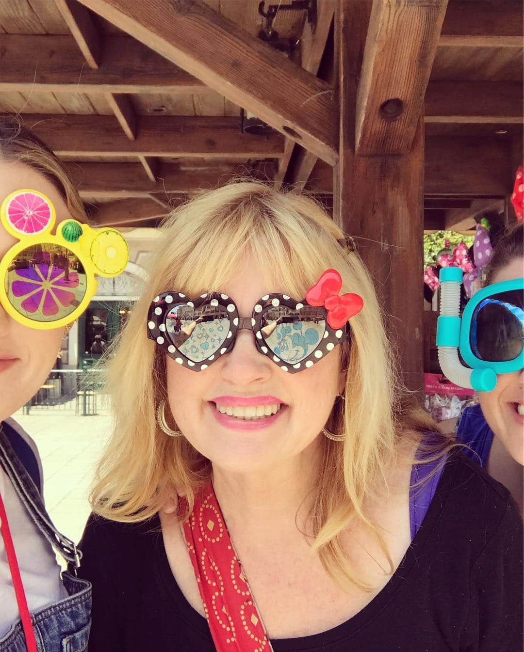 アシュレー・ジョンソンさんのインスタグラム写真 - (アシュレー・ジョンソンInstagram)「Today is my Momma’s Birthday. She’s truly the greatest and I feel so lucky I get to have her for a mother. She has raised my brother, sister and me, to live life with adventure and to take chances. She’s an extraordinary woman who’s lived an extraordinary life and has the stories to prove it. I’m so proud of her. For everything she’s been through and the woman she’s decided to become. She’s so funny and silly and delightful and brave and I hope I grow up to be like her one day.  I love you, Momma, so very much. Thank you for shining your bright light on all of us.」4月3日 9時18分 - ashleythejohnson