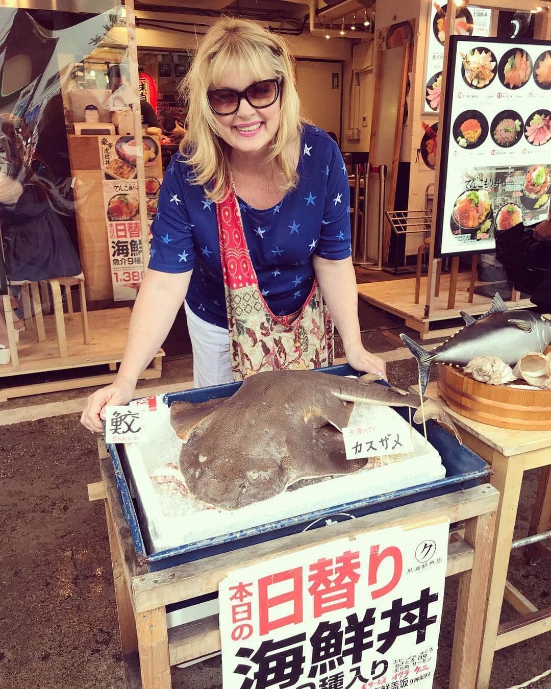 アシュレー・ジョンソンのインスタグラム：「Today is my Momma’s Birthday. She’s truly the greatest and I feel so lucky I get to have her for a mother. She has raised my brother, sister and me, to live life with adventure and to take chances. She’s an extraordinary woman who’s lived an extraordinary life and has the stories to prove it. I’m so proud of her. For everything she’s been through and the woman she’s decided to become. She’s so funny and silly and delightful and brave and I hope I grow up to be like her one day.  I love you, Momma, so very much. Thank you for shining your bright light on all of us.」
