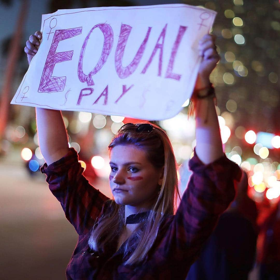 NBC Newsさんのインスタグラム写真 - (NBC NewsInstagram)「The gender pay gap is real, but it's shrinking and women have a clear path to putting it in the past once and for all. #EqualPayDay. Click the link in our bio for more. . 📷 Joe Raedle / @gettyimages」4月3日 9時19分 - nbcnews