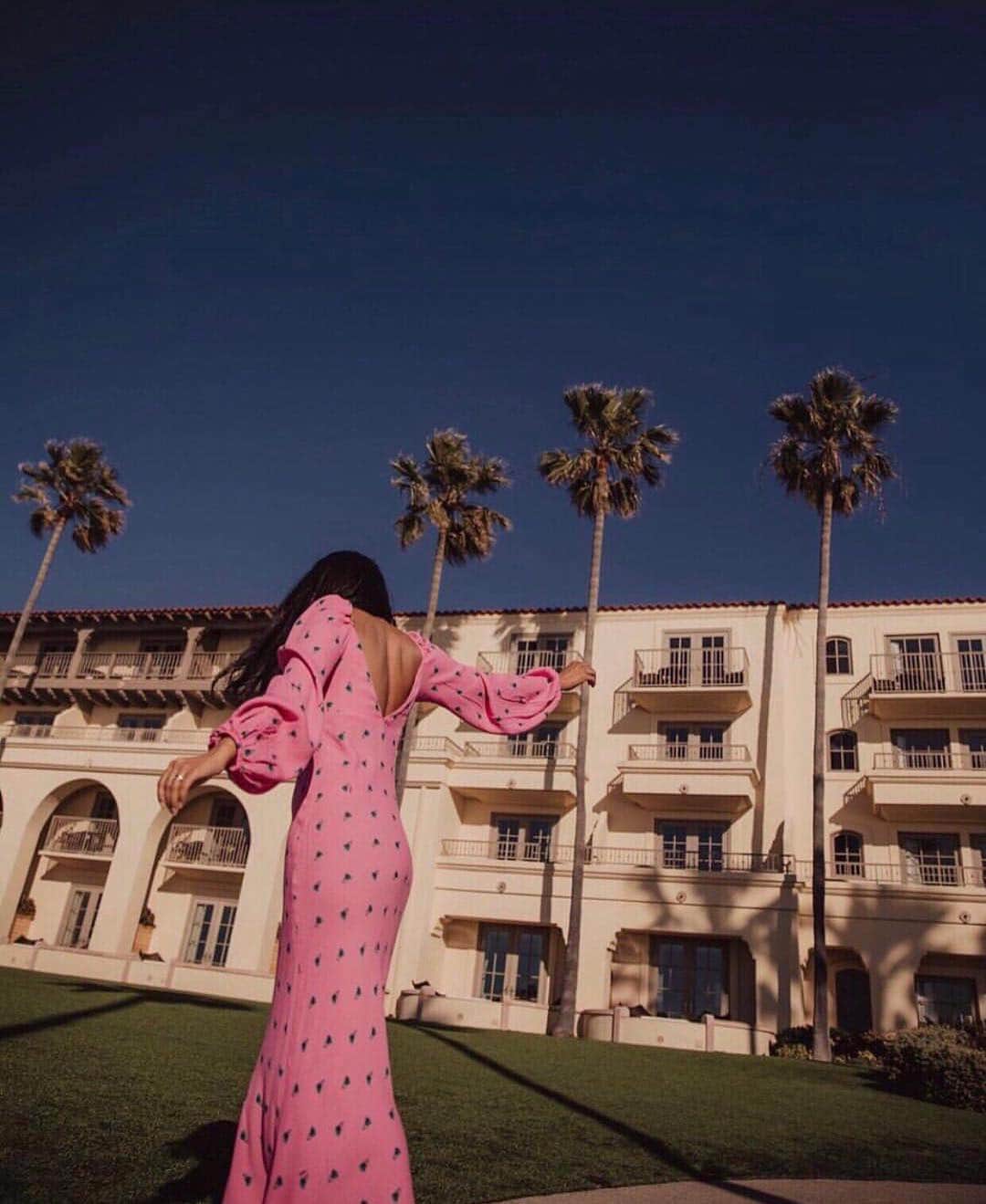 Nordstromさんのインスタグラム写真 - (NordstromInstagram)「10 dresses perfect for palm play, starting with the Trixie Midi Dress from @shop.afrm 🌴 Photo via @walkinwonderland #linkinbio to shop」4月3日 9時22分 - nordstrom