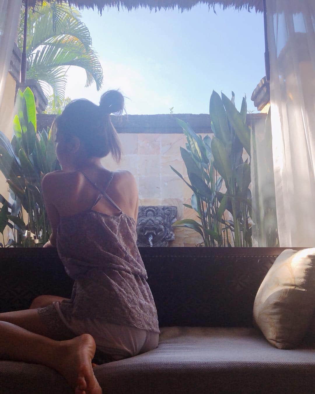 のインスタグラム：「おはようございます🌞 たくさん寝た日の朝は本当気分爽快。  もふもふのベッドと、もふもふの猫に包まれて…幸せな朝です。  お味噌汁つくろっと。  部屋着は @ravijour_official  #gm #roomwear」