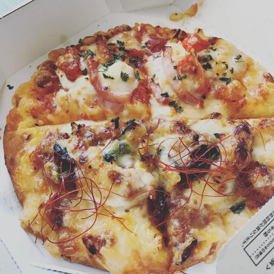 加藤千恵さんのインスタグラム写真 - (加藤千恵Instagram)「ひっっっさしぶりの宅配ピザ、自由の味がした。」4月3日 9時41分 - katochie1110