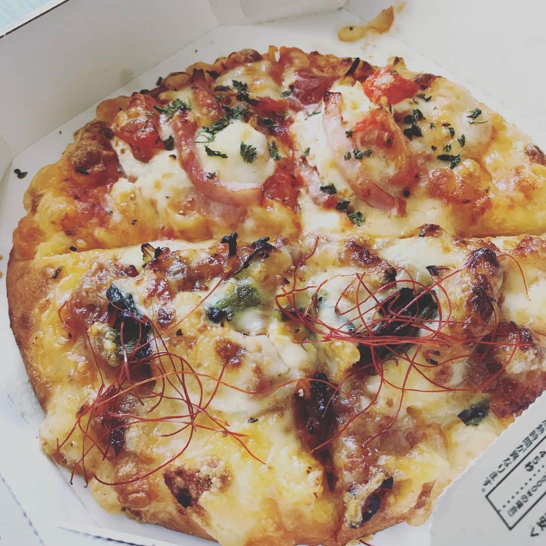 加藤千恵のインスタグラム：「ひっっっさしぶりの宅配ピザ、自由の味がした。」