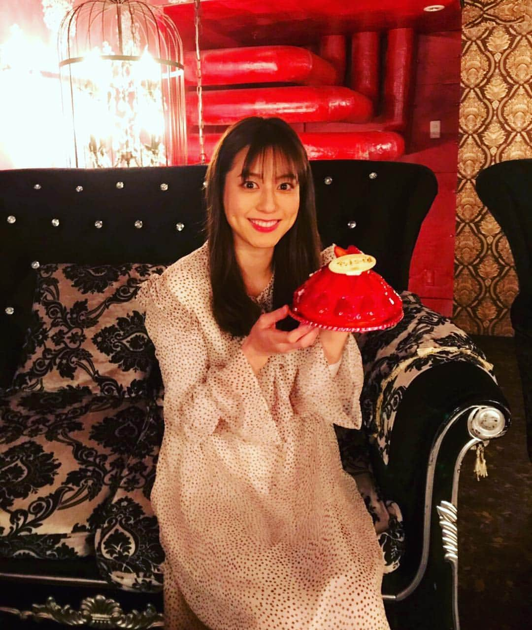 杉本有美さんのインスタグラム写真 - (杉本有美Instagram)「昨日は 舞台 銀河英雄伝説のパンフレット撮影してきましたよ😊  お誕生日のお祝いして頂きました🌸  真っ赤なケーキ❤️ ありがとうござます。  #銀河英雄伝説 #アンネローゼ」4月3日 9時38分 - sugimotoyumi_official