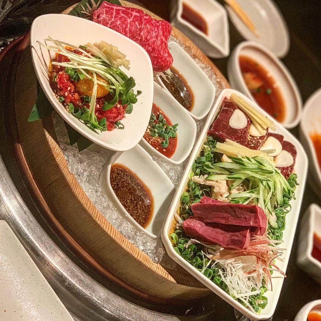 のインスタグラム：「なんだこれは！ . 焼肉はどんなお店も大好きですが、 会話を止めて噛み締めたい美味しさ。 . 同い年の息子を持つママ友との他愛ない会話に美味しいお肉(とお酒)… もう、これ以上のリフレッシュはありません！ 幸せだった😢💓 . @youkoso_youko 親子でどこか行けたらいいね😋🌺 いつも本当にありがとう💓 #2歳9ヶ月#ママモデル#男の子ママ#焼肉」