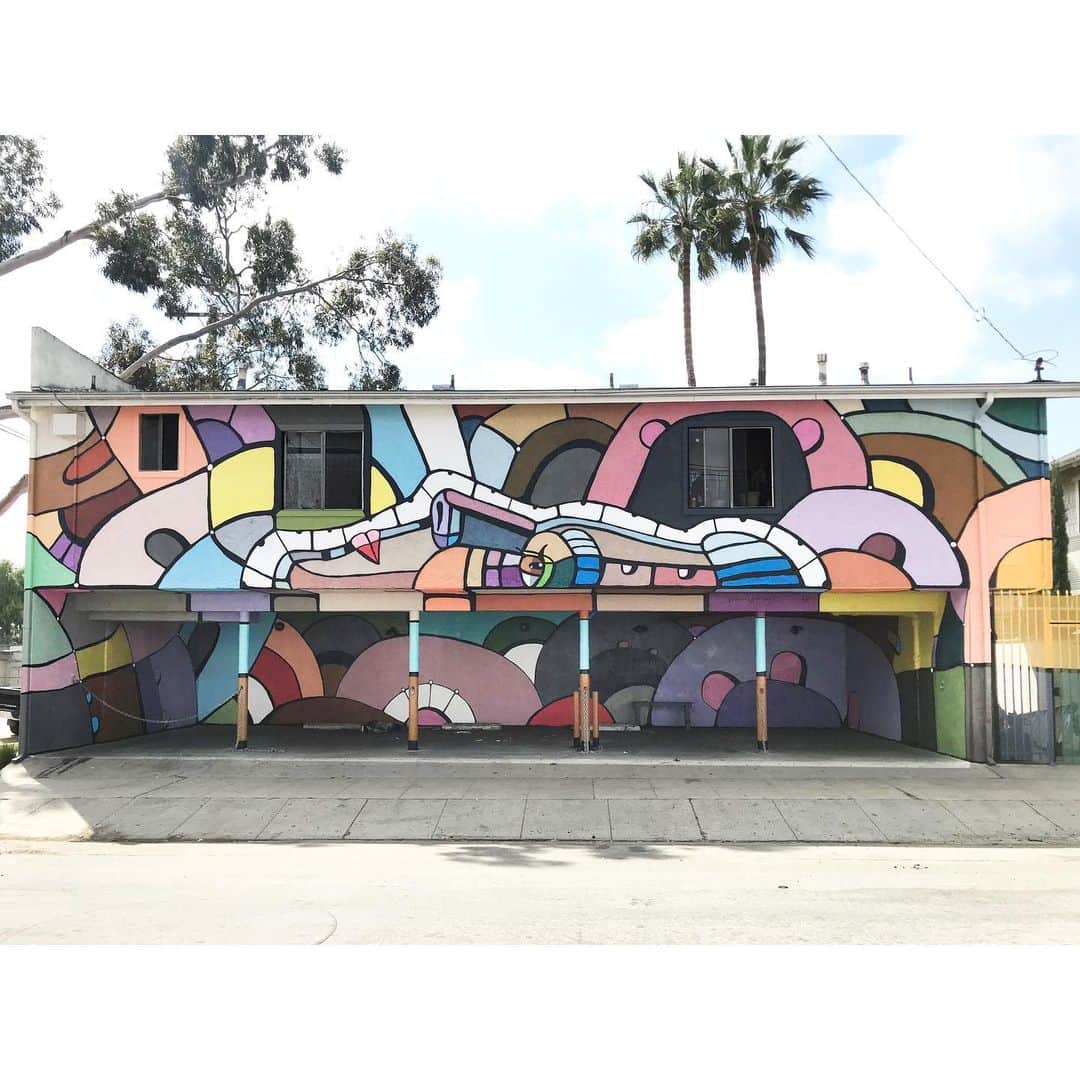 デヴィッド・ギルモアのインスタグラム：「Thank you @jms_red for hiring me to unleash the rainbow on your apartment complex. The lower portion is a carport and the upper section is residential. It’s on 7th and Daisy in Long Beach, CA. #davidgilmorestudio  #jmsred #streetart #mural #montanablack #longbeachstreetart #dtlb #montanacans #arteverywhere #unleashtherainbow #graffitiporn #ilovestreetart」