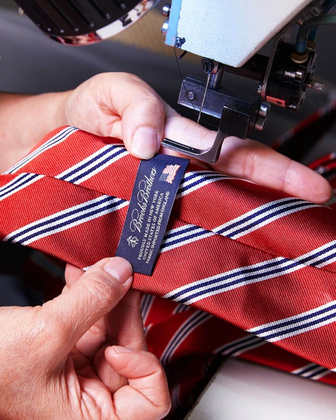 ブルックスブラザーズさんのインスタグラム写真 - (ブルックスブラザーズInstagram)「Top-of-the-line tools and technology make our ties great, but it's the people at our New York tie factory that make them perfect. #BeingBrooksy #TieTuesday #MadeInUSA」4月3日 9時45分 - brooksbrothers
