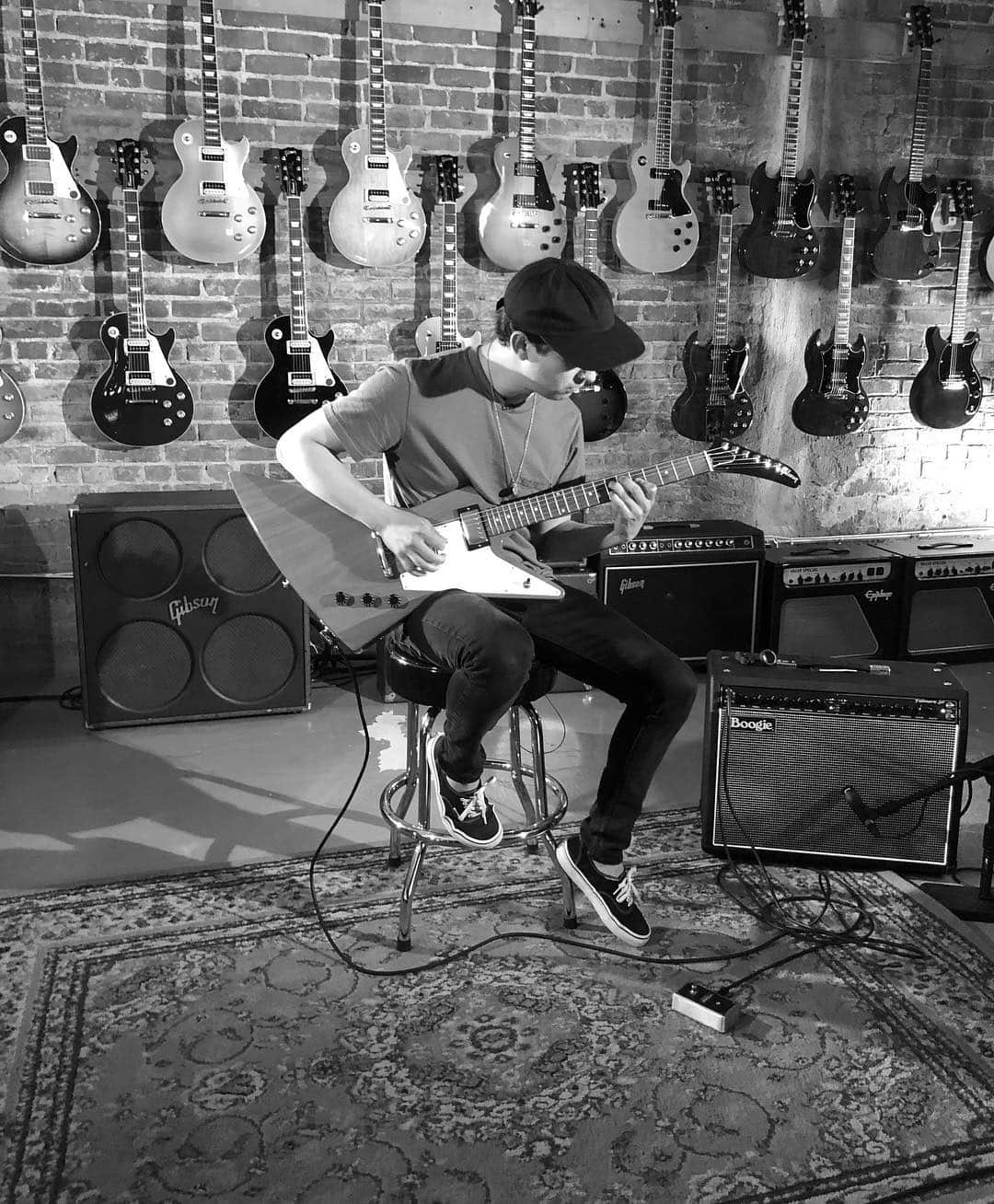 ピアス・ザ・ヴェイルのインスタグラム：「Thanks @gibsonguitar for having us at your showroom in LA today to try out some new axes!! 🤘❤️」