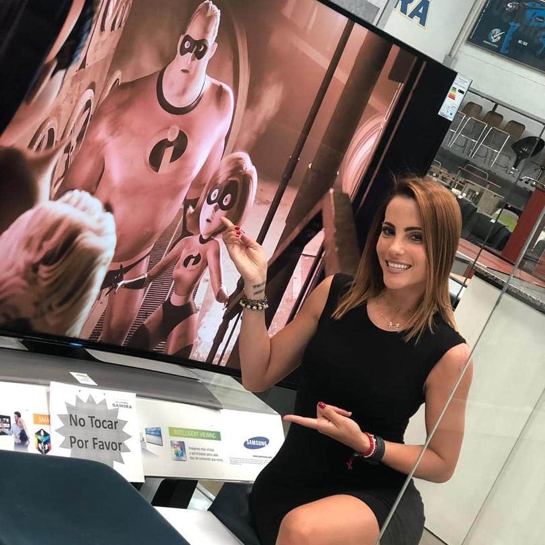 ポーラ・ベビラクアさんのインスタグラム写真 - (ポーラ・ベビラクアInstagram)「Quiero hablarles de una empresa que le pone ❤️ y apuesta enormemente a seguir en el país. Son gente que ama lo que hace y no se dan por vencidos, ahora están solo en Valencia porque en su momento tuvieron que cerrar sus puertas en otras ciudades. Con todas las ganas de abrir más sucursales en todos lados, los invito a seguirlos y ver todo lo que tienen. CREEN EN VENEZUELA 👏🏻 .  Me encanta encontrar todo en un solo lugar, ellos tienen desde artefactos eléctricos hasta un mercadito súper surtido. En mis historias pueden ver un poco de todo.  A quién le gusta encontrar todo en un solo lugar?? 🙋🏻‍♀️🙋🏻‍♀️ .  @mundosamira @mundosamira @mundosamira @mundosamira . Desliza y ve las imágenes 👏🏻👏🏻 .  #paulabevilacqua #mamádedosvarones #artefactos #electricos #mercado #valencia #Carabobo #Venezuela #trabajadores #empresa #familiar #samira #camas #lenceria #playa #camping #higienepersonal」4月3日 9時47分 - paulabevilacqua