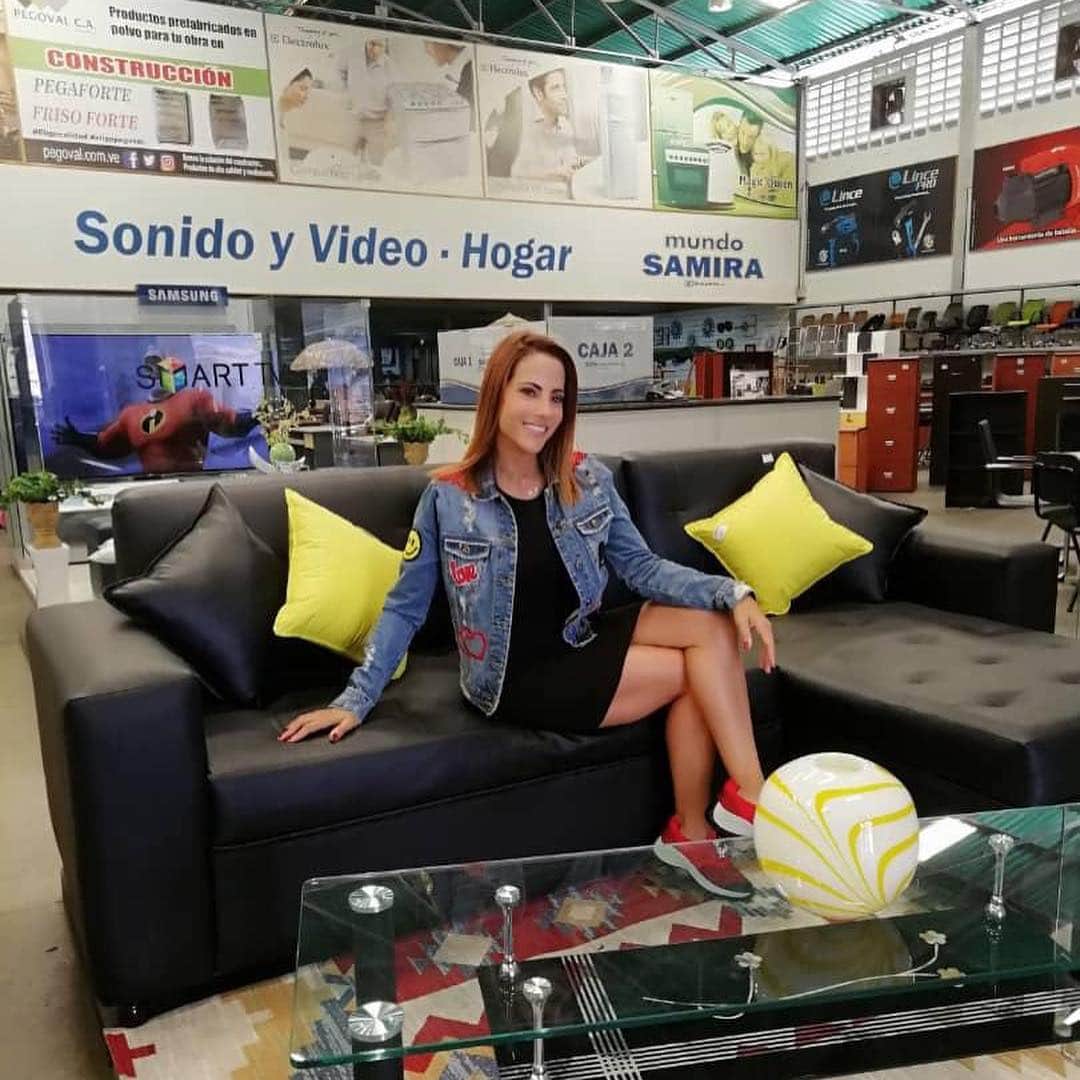 ポーラ・ベビラクアさんのインスタグラム写真 - (ポーラ・ベビラクアInstagram)「Quiero hablarles de una empresa que le pone ❤️ y apuesta enormemente a seguir en el país. Son gente que ama lo que hace y no se dan por vencidos, ahora están solo en Valencia porque en su momento tuvieron que cerrar sus puertas en otras ciudades. Con todas las ganas de abrir más sucursales en todos lados, los invito a seguirlos y ver todo lo que tienen. CREEN EN VENEZUELA 👏🏻 .  Me encanta encontrar todo en un solo lugar, ellos tienen desde artefactos eléctricos hasta un mercadito súper surtido. En mis historias pueden ver un poco de todo.  A quién le gusta encontrar todo en un solo lugar?? 🙋🏻‍♀️🙋🏻‍♀️ .  @mundosamira @mundosamira @mundosamira @mundosamira . Desliza y ve las imágenes 👏🏻👏🏻 .  #paulabevilacqua #mamádedosvarones #artefactos #electricos #mercado #valencia #Carabobo #Venezuela #trabajadores #empresa #familiar #samira #camas #lenceria #playa #camping #higienepersonal」4月3日 9時47分 - paulabevilacqua