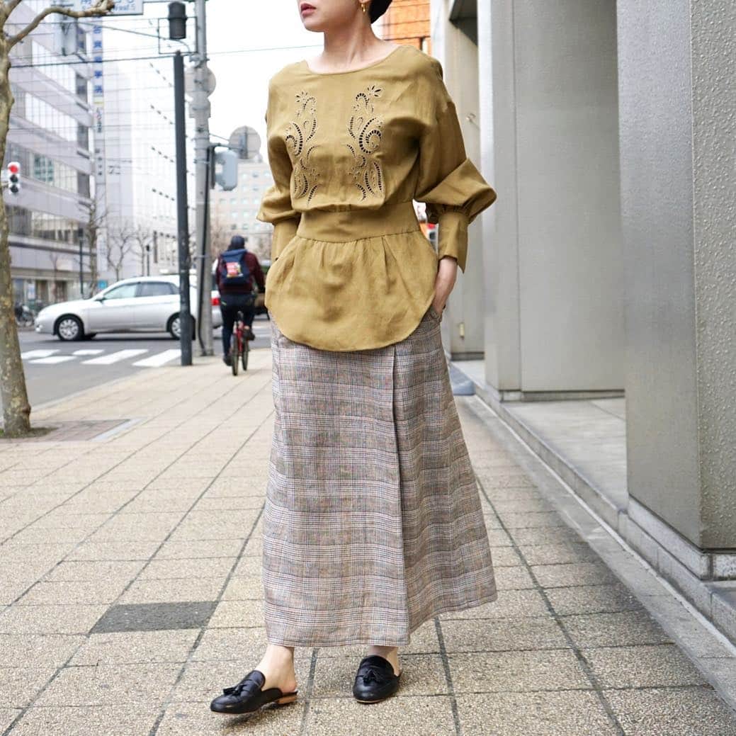 MāWさんのインスタグラム写真 - (MāWInstagram)「. [Uhr]  Embroidery Blouse. Buckled Long Skirt. - [PHEENY] Rayon ombre check 2 tuck slacks. - #uhr #uhr_2019ss #ウーア #pheeny #mawsapporo #MāW #ins_online#19ss#sapporo #hokkaido」4月3日 9時59分 - maw_sapporo