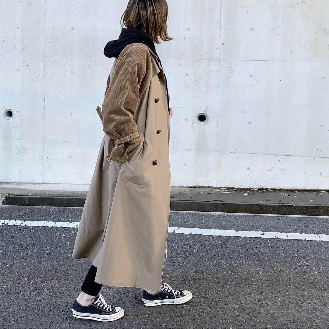 Mie Kawanoのインスタグラム：「まだまだ寒いけど𓂃𓂂 明日から暖かくなるみたい♪ ______________________________________________ #coordinate #code #mamacode #outfit #dholic #fillthebill #acnestudios #beautifulpeople #コーデ #コーディネート #トレンチコート #パーカー #instagood  #instafashion」