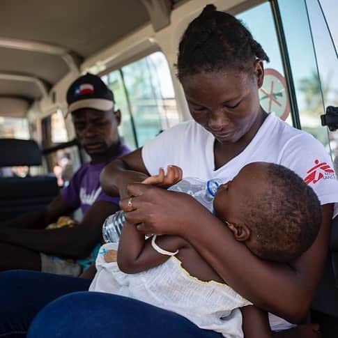 国境なき医師団さんのインスタグラム写真 - (国境なき医師団Instagram)「「もう大丈夫よ。安心してね」 . 3月上旬にアフリカ南部を直撃したサイクロン・イダイ。MSFスタッフのアイダが、被害のあった地域のスラム街から、肺炎の疑いのある子どもを診療所まで運ぼうとしています。アイダは子どもを優しく抱きながら、お水を飲ませています。 . MSFは、サイクロンで大打撃を受けた地域で、移動診療所を運営し、さまざまな症状を訴える患者のケアに当たっています。戸別訪問なども実施し、治療が必要な患者は、病院などに転院させるなどしています。 ----------------- モザンビークについての活動ニュースは公式サイトから。プロフィールのURLリンクからどうぞ→@msf_japan . ----------------- Photo © Pablo Garrigos/MSF  #国境なき医師団 #MSF #モザンビーク #サイクロン #イダイ #スタッフ #子ども #ケア #移動診療所 #被災地 #スラム街 #健康 #photooftheday #写真部 #写真好きな人と繋がりたい」4月3日 10時08分 - msf_japan