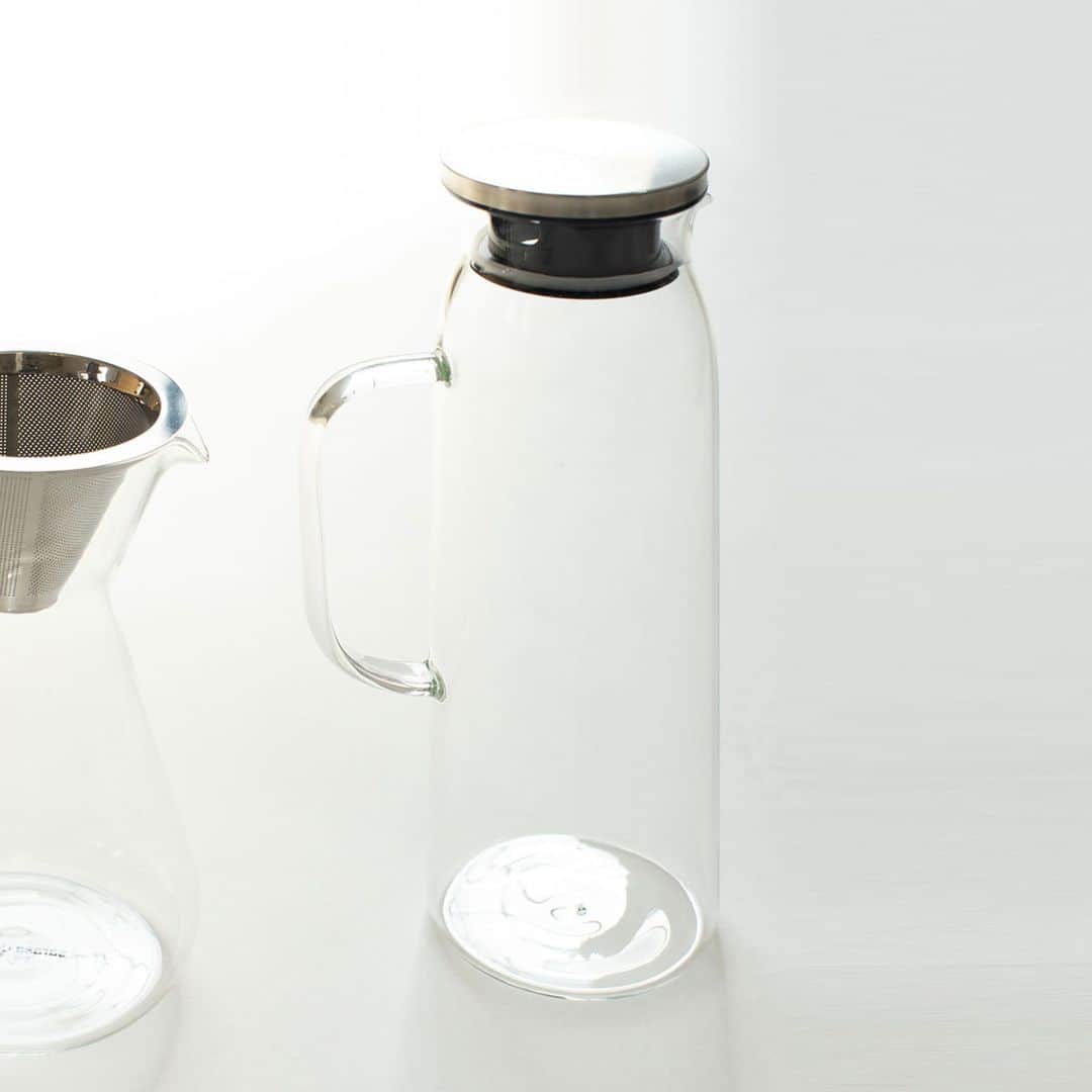 sarasa design storeさんのインスタグラム写真 - (sarasa design storeInstagram)「b2c／「耐熱ガラス ウォータージャグ 1000ml」 . ￥2,592 （税込） . おはようございます🍀 本日ご紹介するのは、 シンプルなデザインの耐熱ガラス製のウォータージャグ（1000ml）。 ●耐熱ガラスですので暖かい飲み物でもご利用いただけるジャグです。 ●暖かい飲み物は十分に冷えてから蓋をしめるようにしてください。 .. #sarasadesign #sarasadesignstore #sarasa_design_store #sarasadesignlab #暮らし #くらし #デザイン #雑貨 #インテリア雑貨 #シンプル  #新生活 #模様替え #ウォータージャグ #interior #simple #design #冷水筒 #waterjug . ================= ▼実店舗のアカウントもご覧ください▼ 各種ワークショップなども開催しております . 東京 青山店 @sarasadesignlab 福岡 薬院店 @lab_fukuoka 福岡 Markis 福岡ももち店 @lab_fmarkis」4月3日 10時00分 - sarasa_design